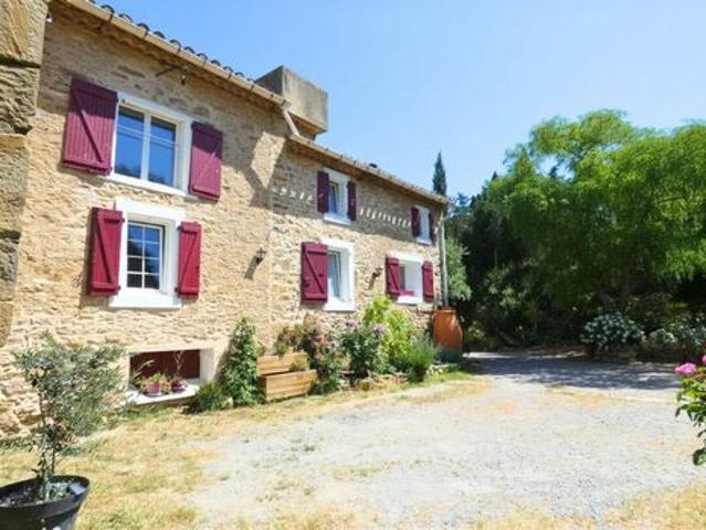 Belle demeure en pierre de 206m² entièrement rénovée avec grand garage sur un terrain de 875m² avec piscine