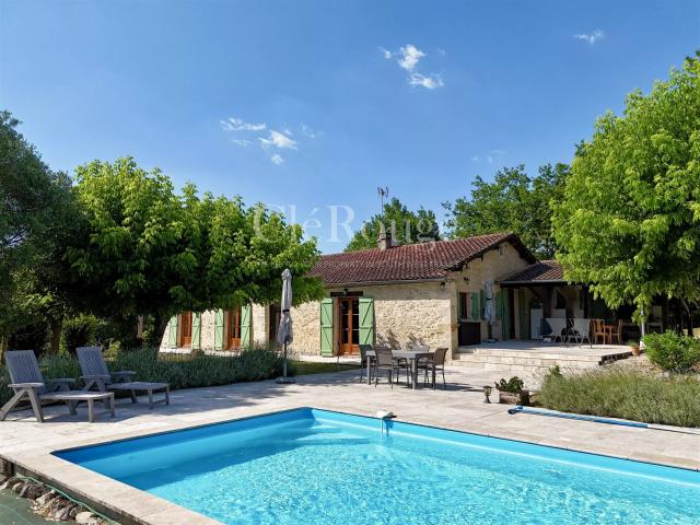 Belle demeure en pierre rénovée avec piscine chauffée et vue. 179m² Duras