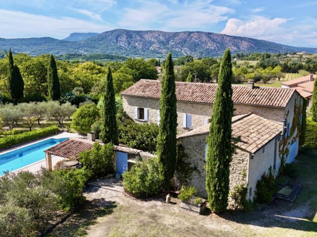 Belle demeure provençale, proche du village avec vue et pisc