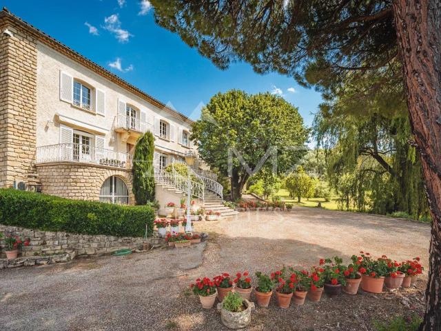 Belle demeure sur 2.5 ha avec vue panoramique et piscine 310m² Apt