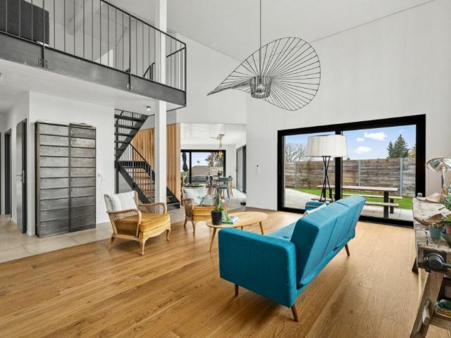 Belle et généreuse maison contemporaine avec une vue dégagée sur les Alpes