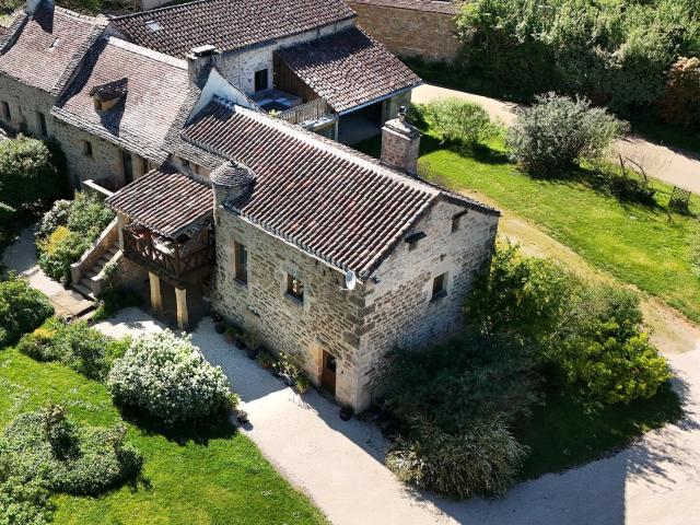Belle et grande bâtisse dans un hameau