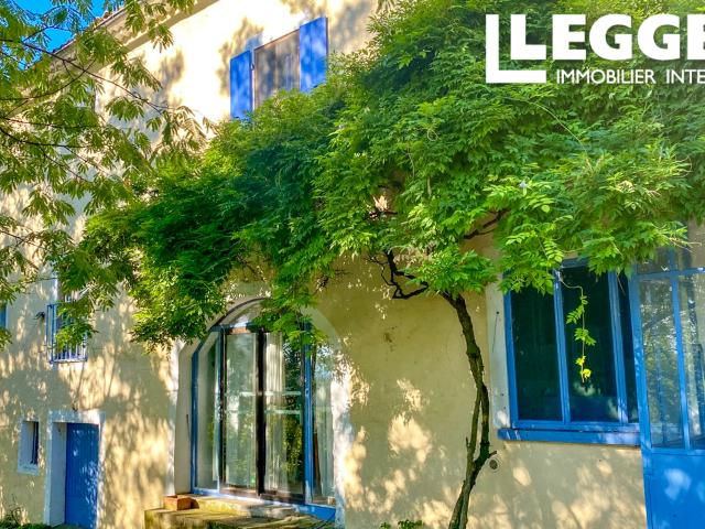 Belle et grande maison construite en 1800, en Ardèche, proche de Bourg Saint Andéol, avec jardin et piscine