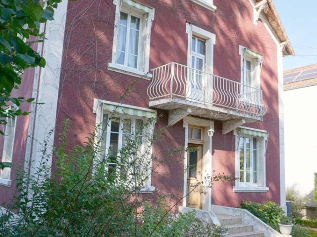 Belle et grande maison des années 30 à deux pas du centre ville et des sanctuaires