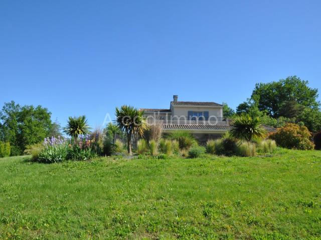 Belle et spacieuse maison moderne, 2005, 3 chambres, 2 salle. 201m² Eymet