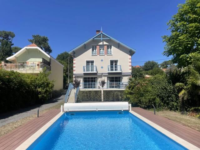 Belle et spacieuse maison neuve en ville d'hiver