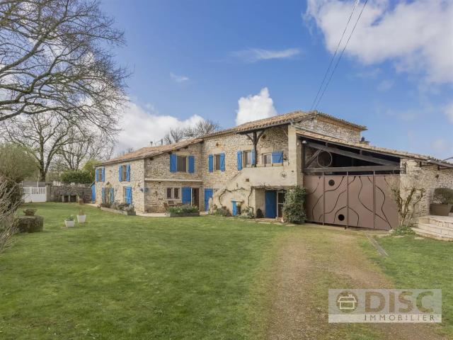 Belle et spacieuse maison en pierre avec piscine et jardin d. 336m² Penne