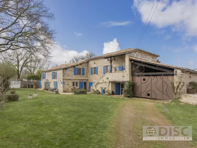 Belle et spacieuse maison en pierre avec piscine et jardin de 3000 m²