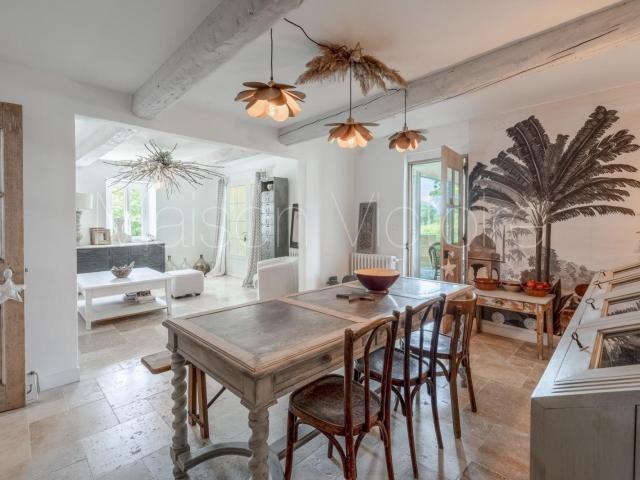 Beau mas en pierre, avec piscine et un décor somptueux. 210m² Le Thor