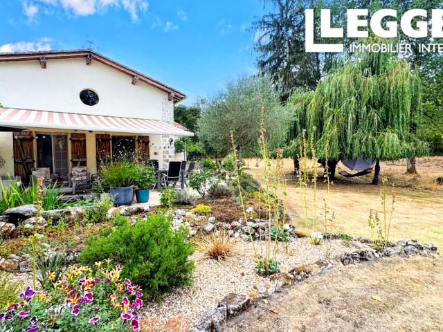 Belle ferme rénovée avec gîte de 3 chambres, granges, jardin, bassin et piscine proche de Brossac