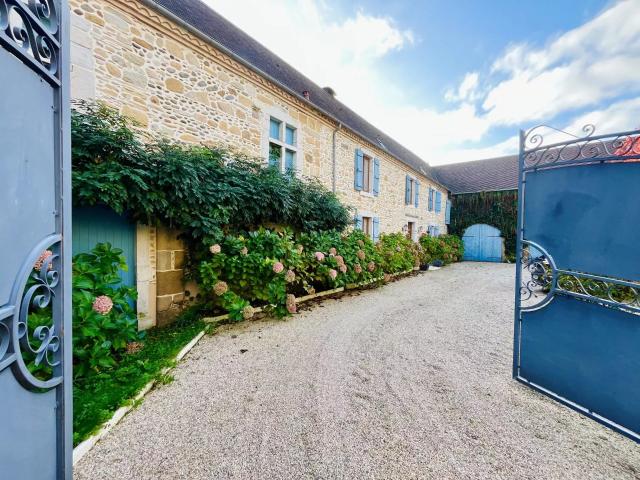 Belle ferme rénovée avec granges attenantes et jardins magnifiques