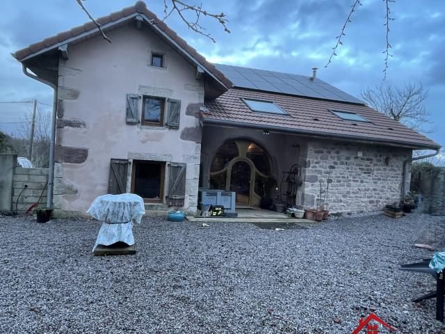 Belle ferme rénovée de 190 m2 avec terrain constructible et mobil home habitable