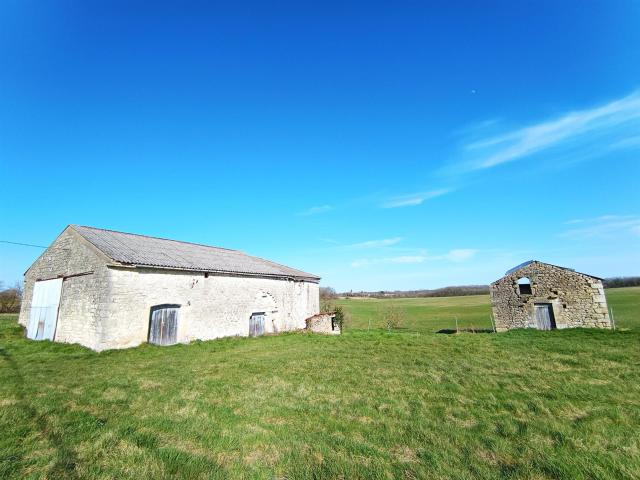 Belle grange à rénover avec beau terrain à la campagne 160m² Mauroux