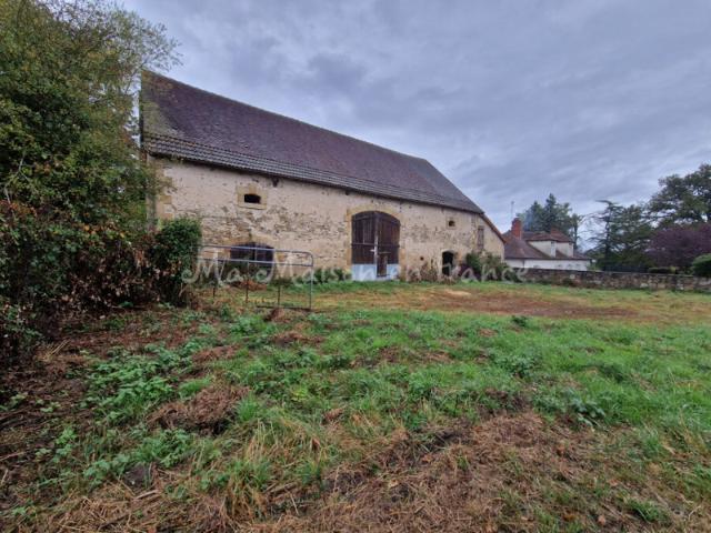 Belle Grange sur ses 2 hectares située dans un Hameau En Exclu