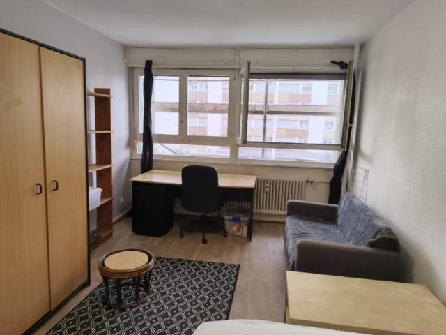 Belle grande chambre meublée avec piscine