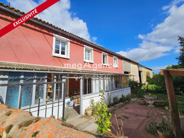 BELLE LONGERE AVEC 250 M² DE DEPENDANCES