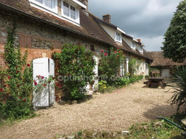 Belle longère de 245m2 habitables avec 8 pièces dont 5 chambres sur un terrain clos de 2400m2 + dépendances