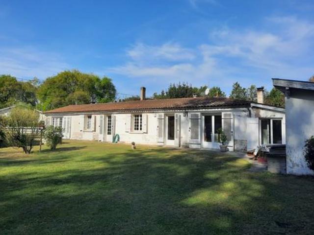 BELLE LONGERE ET SON GRAND TERRAIN AVEC GARAGE