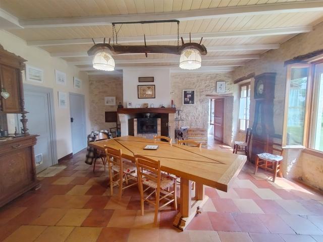 Belle longère en pierre du XIXème siècle de 240 m2 sur une p. 240m² Soussac