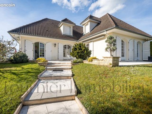 Belle Maison 210 m2 dans un très bel environnement verdoyant de 20 ares
