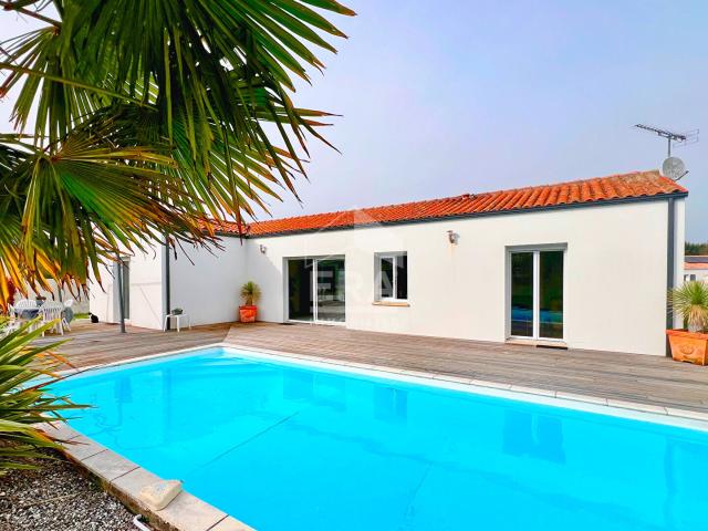 BELLE MAISON COMTEMPORAINE PLAIN PIED CALME PISCINE
