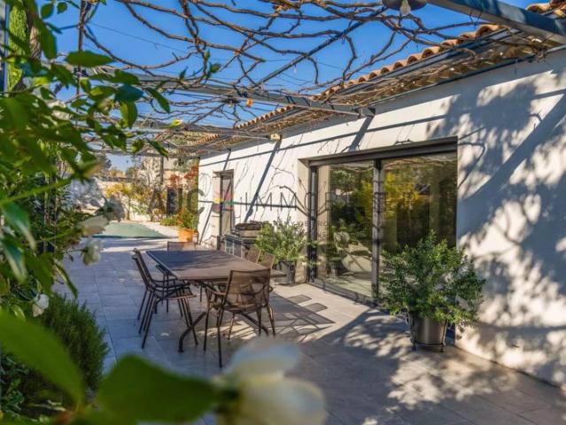 MAISON CONTEMPORAINE SAINT REMY DE PROVENCE — CENTRE VILLE A PIEDS. JARDIN. PISCINE
