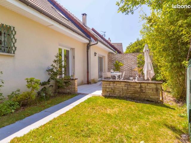 Belle maison contemporaine avec piscine, 5 chambres,en pleine nature à Dijon