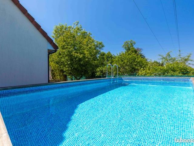 Belle maison contemporaine avec piscine, 5 chambres,en pleine nature à Dijon