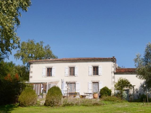 Belle maison charentaise 161 m2 sur 1ha7 de terrain Le BOUCHAGE 16 286200 FAI