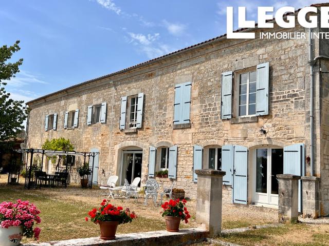 Belle maison charentaise de 4ch/2sdb sur un vaste terrain à proximité de Jarnac