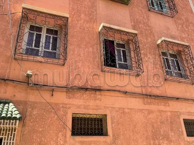 Belle maison à vendre à Bab Aghmat. Superficie totale de 100 m². Salon avec décor marocain