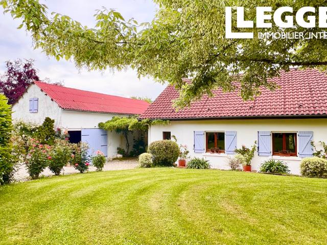 Belle maison à la campagne avec des vues fabuleuses et une piscine donnant sur la campagne à perte de vue