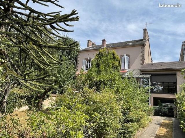 Belle maison ancienne sur sous sol avec grand garage