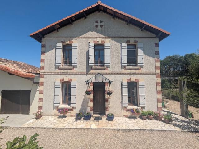 Belle maison avec 1.8ha, au bord de la rivière