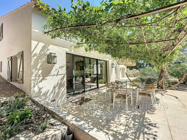 belle maison avec 3 chambres, piscine et au calme avec grand t