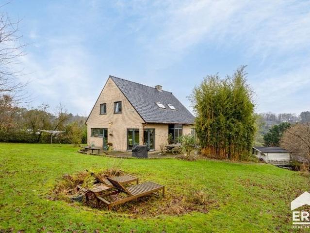 Belle maison avec vue imprenable sur 14 ares de terrain !