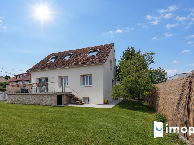 Belle maison avec extérieur