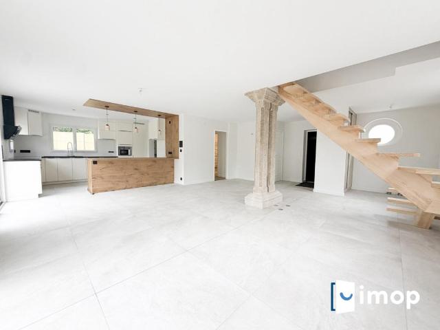 Belle maison avec extérieur parfait état