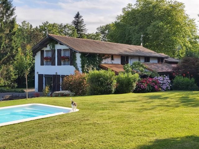 Belle maison avec piscine sur une grande parcelle lumineuse. 270m² Urrugne