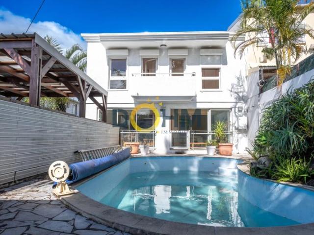 Belle maison avec piscine. Tampon