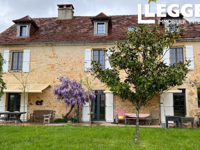Belle maison avec potentiel locatif, grange et dépendances, piscine. Situation village, vues Périgord Vert