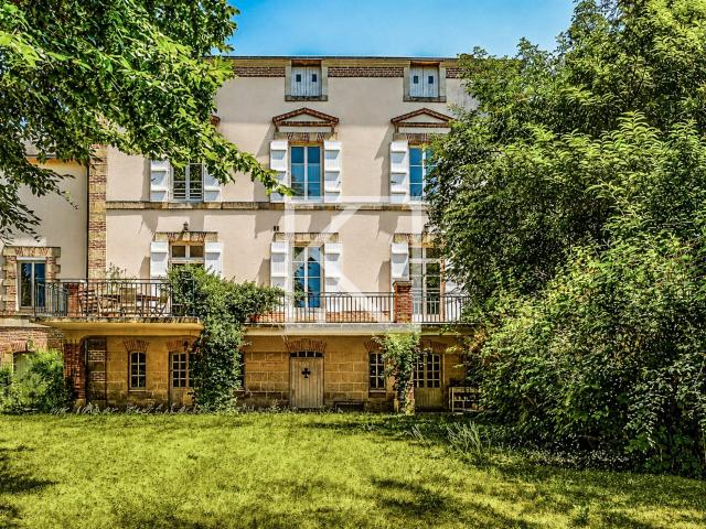 Belle maison bourgeoise et son jardin intimiste en centre vi. 285m² Durtal