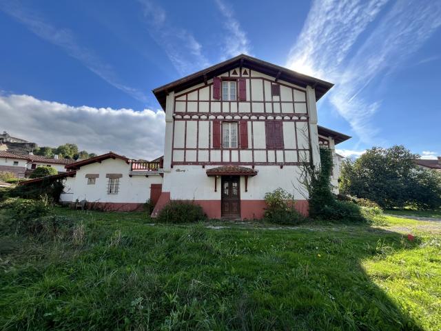 Belle maison basque au cœur de la ville sur 1386 m2 de terrain