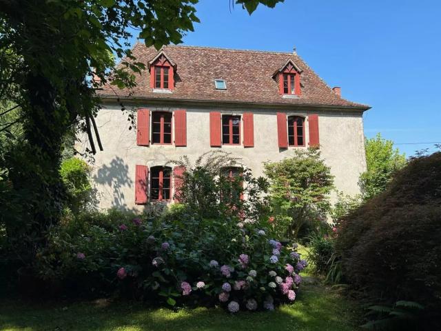 Belle maison Béarnaise avec deux gîtes indépendants et deux hect