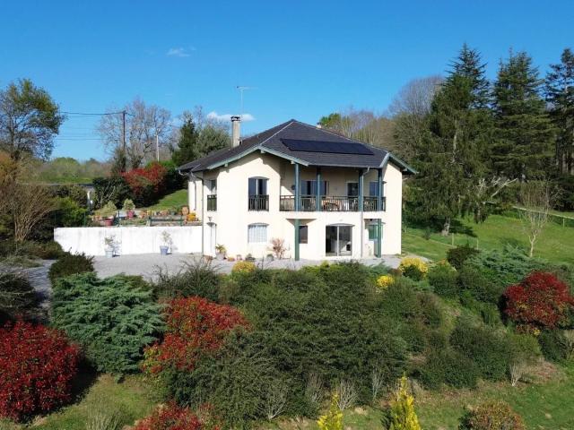 Belle maison d'architecte perchée sur les hauteurs de Sauvet. 230m² Sauveterre de Béarn