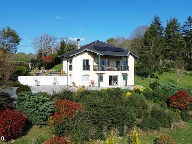 Belle maison d'architecte perchée sur les hauteurs de Sauveterre de Béarn