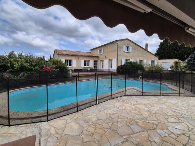 Belle maison de 174 m2 avec dépendances, terrasses, piscine. 159m² Sauveterre de Guyenne