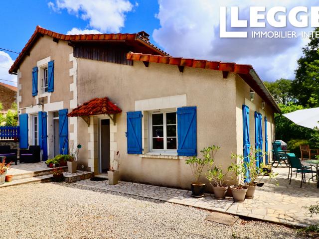 Belle maison de 4 chambres, grand jardin et piscine  située dans un hameau calme  belle vue  proche commerces