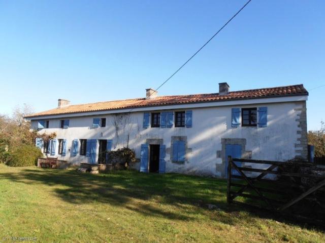 Belle Maison De Campagne Avec 5 Chambres, Un Beau Terrain Et Dépendances