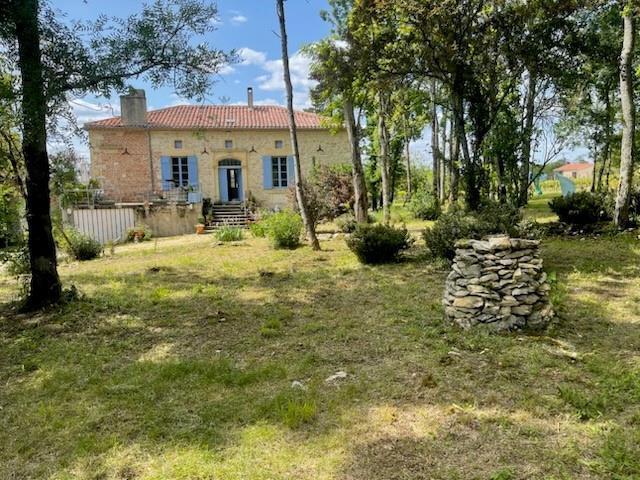 Belle maison de campagne à proximité d'un petit village dyna. 215m² Thézac